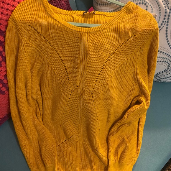 Vince Camuto Sweater with Adorable Back - Picture 1 of 3